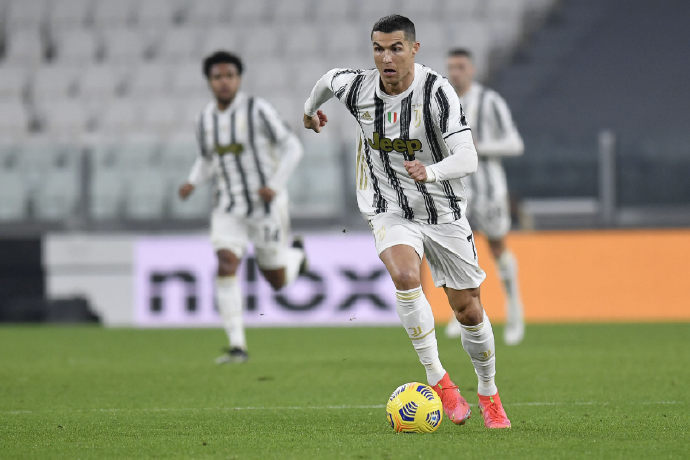  沃尔夫斯堡中场核心发威，助力球队逆袭成功